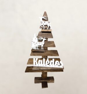 medinė eglutė su lentynėlėmis